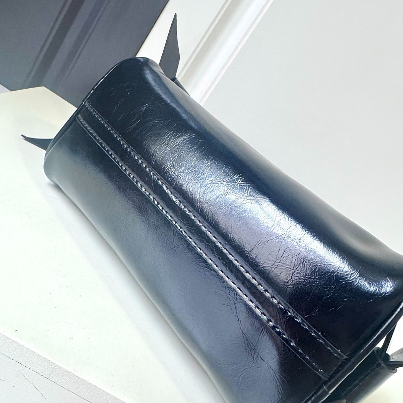 LMP28 bag 22-13-6cm Hand bag