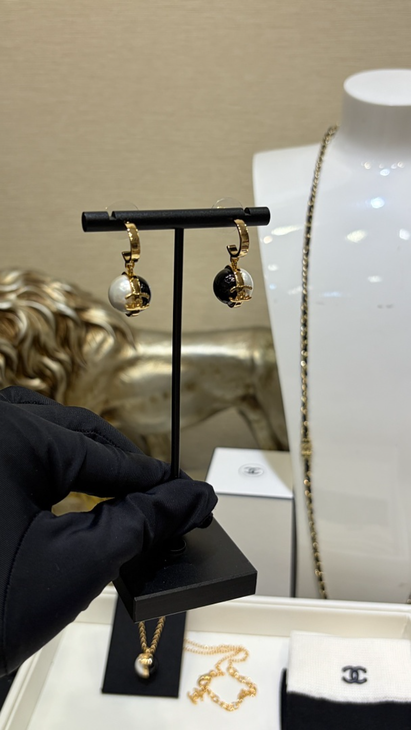 CHE83  Women's black and white pearl pendant earrings and jewelry